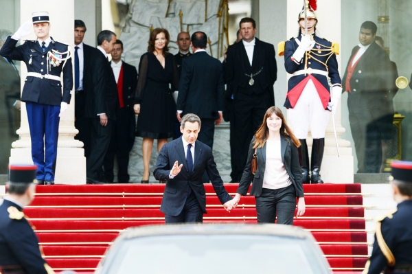 2012年5月15日，在爱丽舍宫的总体交接仪式上，奥朗德没有送萨科齐夫妇上车而是转身离去。（AFP/Getty Images）