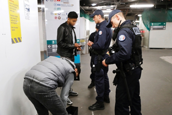 警方在巴黎地铁内盘查。 (AFP/Getty Images)