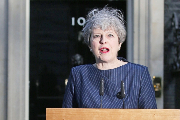 2017年4月18日，英国首相特蕾莎•梅在伦敦唐宁街10号外向媒体讲话，呼吁在6月8日提前举行大选。（AFP/Getty Images）