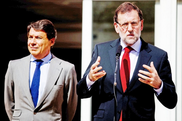 马德里大区前任区长伊格纳西奥•冈萨雷兹（左），因涉嫌挪用公款被捕。西班牙首相拉霍伊（右），被西班牙最高刑事法庭要求出庭，为人民党成员的贪腐罪行作证。（AFP/G