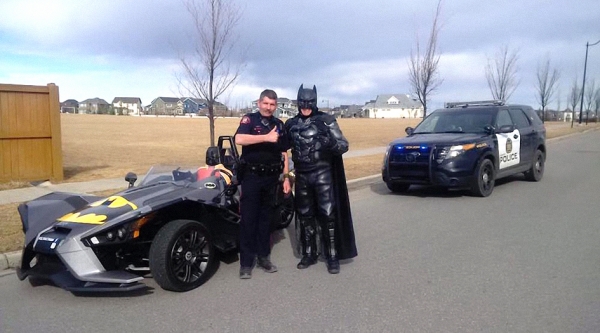 驾驶着蝙蝠侠战车的超级英雄得到当地警方点赞。