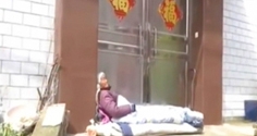 陶姓老人躺在小儿子家门前三天无人问津(视频截图)