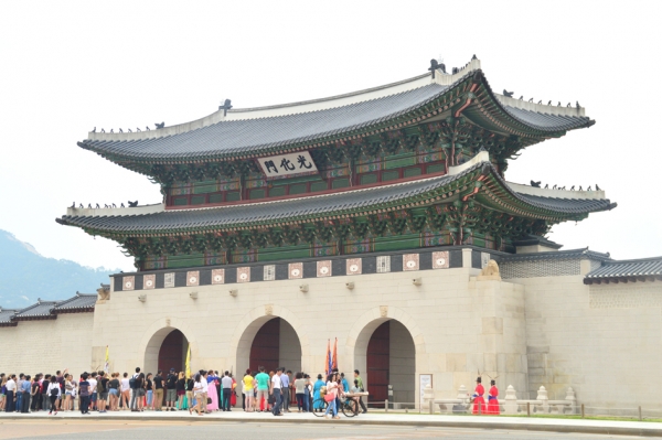 2006年，韩国政府依据历史原貌重建光化门，城楼上的匾额也恢复成汉字。（维基百科）