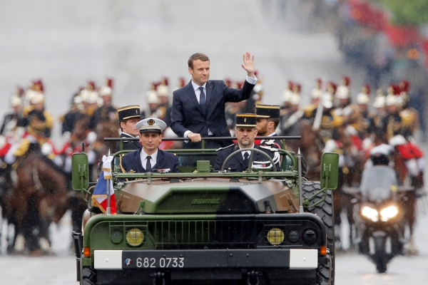 5月14日，新任总统马克隆坐车经过香榭丽舍大街。(AFP/Getty Images)