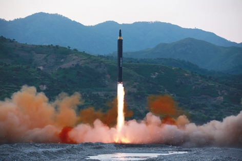 朝鲜官方中央通讯社(KCNA)发布的5月14日地面中长程战略弹道火箭的测试发射。(AFP/Getty Images)