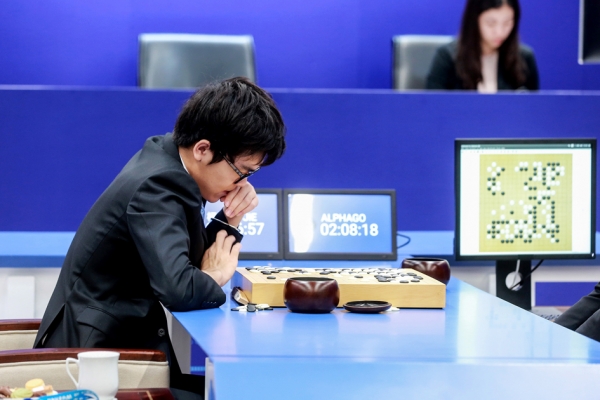 柯洁三局落败后，谷歌人工智慧系统AlphaGo将退役。（Getty Images)