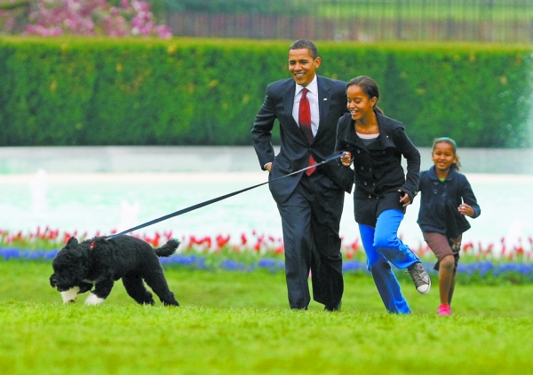 奥巴马和他的两个女儿（Getty Images）
