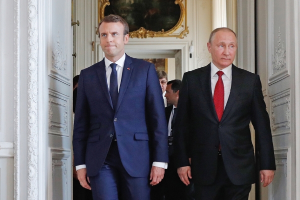 马克隆在凡尔赛宫接见普京。(AFP/Getty Images)