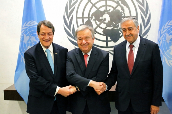 6月4日纽约联合国总部，联合国秘书长古特雷斯（中）与塞浦路斯希族领导人阿纳斯塔夏季斯（左）和土耳其族领导人阿肯哲（右）。（AFP/Getty Images）