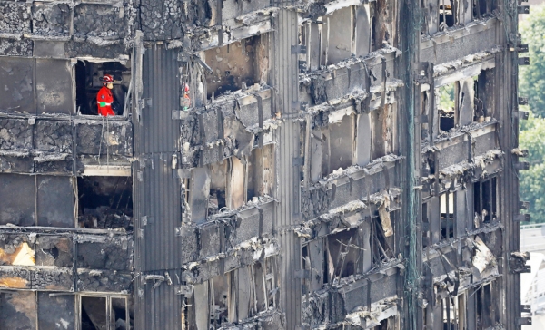 6月14日凌晨，英国伦敦西区一栋24层高的公寓大楼格伦费尔大厦发生火灾，现场惨烈。（AFP/Getty Images）