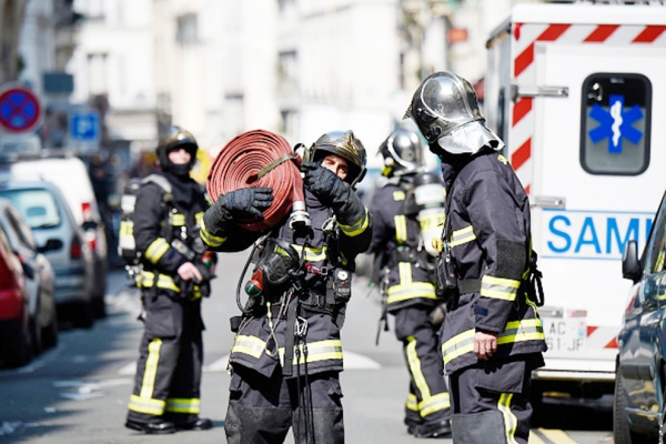 巴黎消防队员在抢救现场(Getty Images)