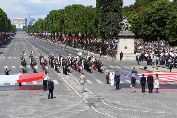 7月14日川普夫妇受邀参加法国阅兵仪式。（AFP/Getty Images）