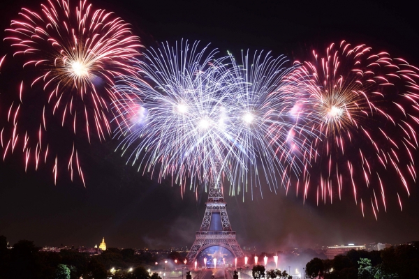 法国国庆日在巴黎埃菲尔铁塔燃放烟花。（AFP/Getty Images）