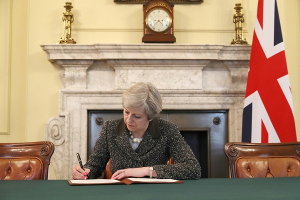 英国首相特蕾莎•梅在今年3月28日向欧盟理事会发出正式信函，援引《里斯本条约》第50条启动脱欧程序。（Getty Images)