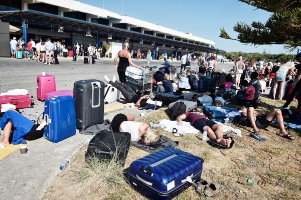 地震发生后，游客纷纷逃离到柯斯岛机场航站楼外。（AFP/Getty Images）