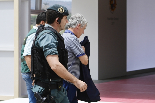 7月18日，足协主席维亚尔在国民警卫队队员陪同下，抵达位于马德里的西班牙足协。（AFP/Getty Images）