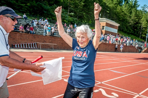 101岁的霍金斯参加老人百米赛跑比赛。
