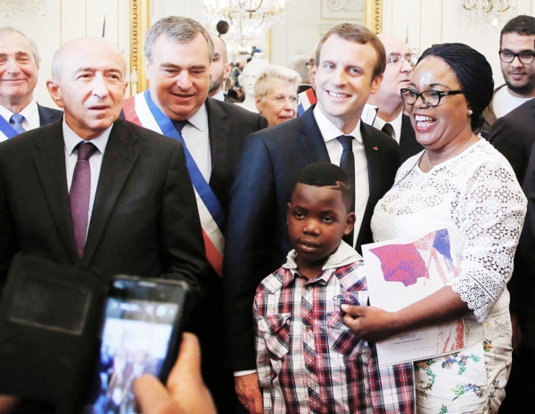 7月27日，马克隆在奥尔良出席一次法国入籍仪式，并与新入籍者合影。（AFP/Getty Images）