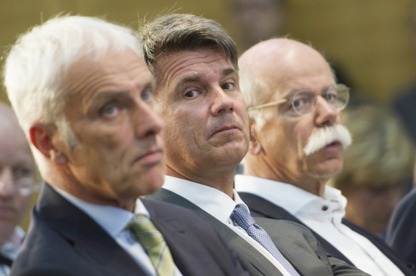 (从左至右) 德国大众汽车公司主席米勒、宝马汽车执照上首席执行官克鲁格和戴姆勒公司主席泽茨奇，在柴油车高峰会后，参加新闻发布会。（Getty Images）