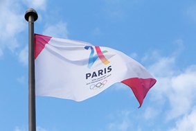 带有巴黎申奥标志的旗帜 (123RF)