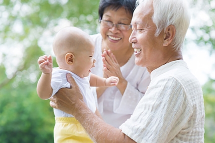 在传统观念里,许多长辈甘愿为家庭无私奉献, 但新一代爷爷奶奶似乎更倾向于认为,“老人带娃并非本分,而是情分。” (123RF) 在传统观念里,许多长辈甘愿为家庭无私奉献, 但新一代爷爷奶奶似乎更倾向于认为,“老人带娃并非本分,而是情分。” (123RF)