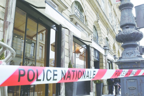 图为2016年3月1日，一家位于巴黎旺多姆广场的高级手表首饰店被抢劫。(AFP/Getty Images)
