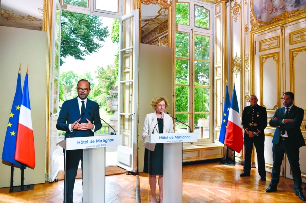 8月31日，法国总理菲利普与劳工部长佩尼科在总理府公布了劳工法改革法令内容。(AFP/Getty Images)