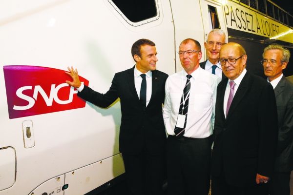2017年6月1日，法国总统马克隆与法国国家铁路公司总裁佩皮(Guillaume Pepy)参观TGV高铁快线。（AFP/Getty Images）
