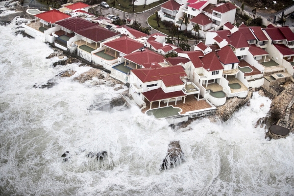 9月6日在圣马丁岛。 飓风艾玛（Irma）在整个加勒比地区肆虐，持续了三十三小时，时速高达295公里（每小时183英里）。(AFP/Getty Images）