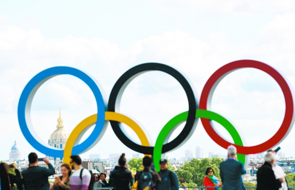 在国际奥委会宣布巴黎为2024年奥运会举办城市后，象征奥运的五环竖立在特罗卡德罗广场上（Esplanade du Trocadéro）。(AFP/Getty I