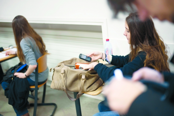 中学生在使用手机。(AFP/Getty Images）