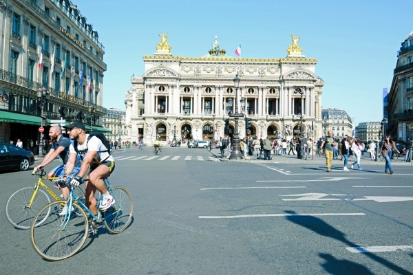 2015年9月27日巴黎首届“无车日”，两名骑自行车的爱好者经过巴黎歌剧院(Opéra Garnier)。 (AFP/Getty Images)
