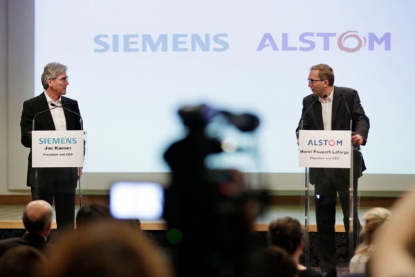 西门子总裁兼首席执行官Joe Kaeser(左)与阿尔斯通总裁兼首席执行官Henri Poupart Lafarge(右)一同出席新闻发布会。(AFP/Gett
