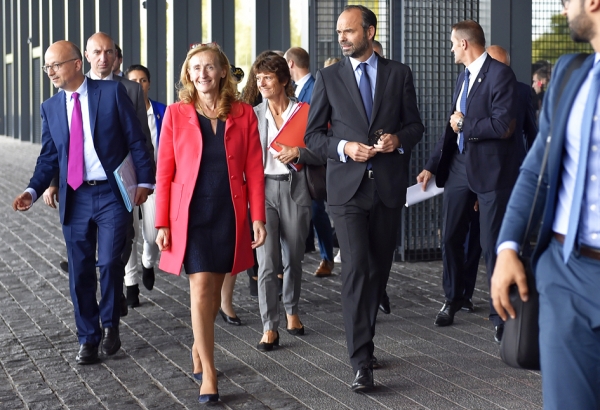 法国司法部长贝鲁贝(Nicole Belloubet) (左二)在总理菲利普的陪同下宣布了司法部未来的五项改革设想。(AFP/Getty Images）