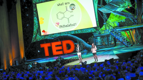 姚佳韵和汪郁雯受邀到TED科技探讨会上演讲。