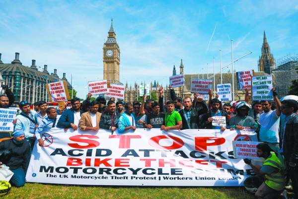 今夏发生多次酸液袭击事件后，人们在伦敦市中心议会广场举行示威活动。（AFP/Getty Images）