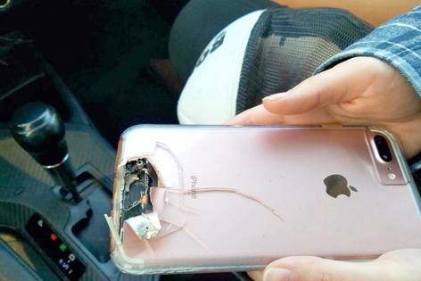 iPhone手机为一名女子挡住子弹。