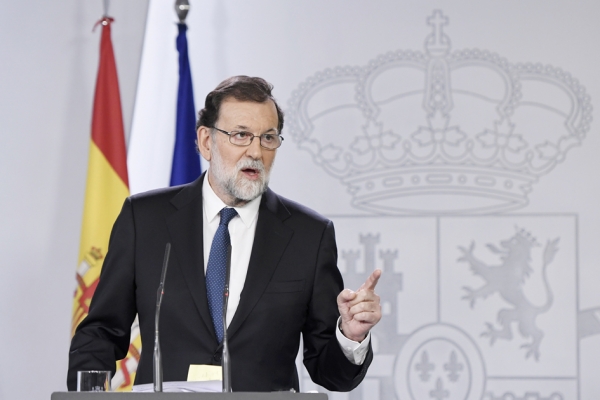 10月21日上午西班牙首相拉霍伊在首相府蒙克洛亚宫发表讲话，宣布对加泰罗尼亚启动宪法第155条。 (AFP/Getty Images)