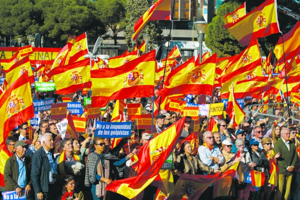 10月28日，马德里民众支持实施宪法第155条，反对加泰罗尼亚独立。（Getty Images）