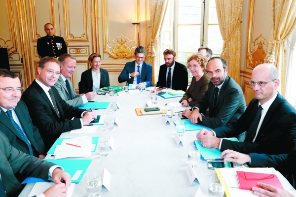 10月18日，总理菲利普（Edouard Philippe）（右二）与劳工部长佩尼科（Muriel Pénicaud）（右三）、教育部长布朗凯（Jean-Mic