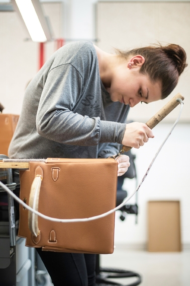 一名皮匠在爱马仕法国一家工厂中制作爱马仕皮包。（AFP/Getty Images）
