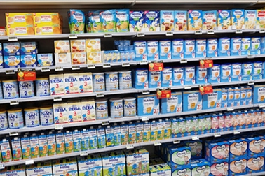 在比利时家乐福一超市内的各种婴儿奶粉及食品。（123rf)