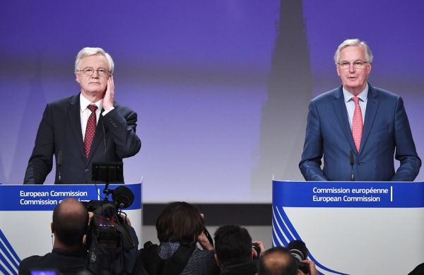 2017年11月10日，欧盟首席谈判代表巴尼耶（右）与英国首席谈判代表戴维斯（左）在第六轮脱欧谈判后向媒体发表讲话。(AFP/Getty Images)