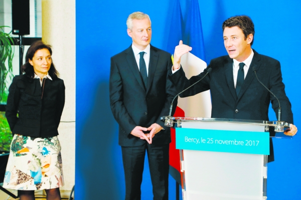 2017年11月25日，前法国经济与财政部国务秘书、新任政府发言人葛里沃（Benjamin Griveaux）（右）在交接仪式上。（AFP/Getty Imag