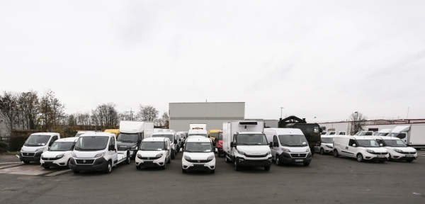 VIS公司位于Boissy-Saint-Léger车行内停放的多款商用车。（摄影：李牧/看中国）