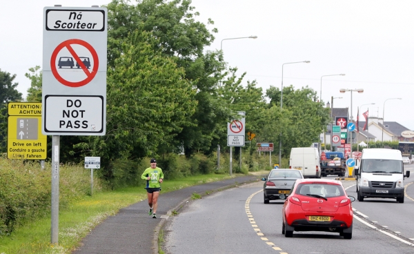 汽车穿梭在北爱尔兰德里通往爱尔兰边境的公路上。（AFP/Getty Images）