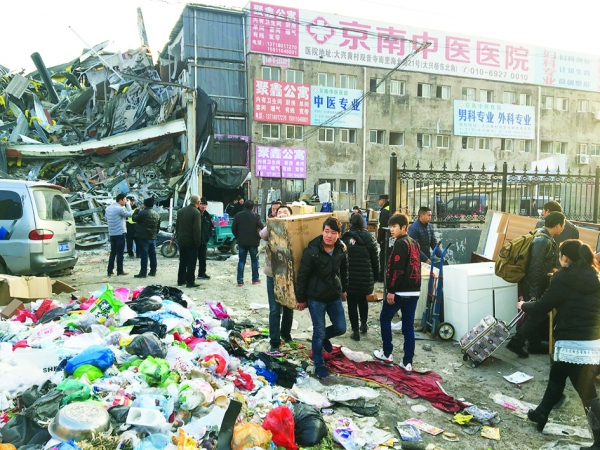 在北京当局的强烈驱赶下，数以万计的外来人口一夕间流落街头。（Getty Images）