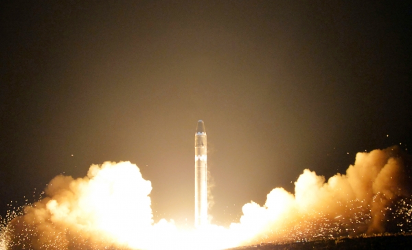 朝鲜中央通讯社（KCNA）发布的于11月29日发射“火星15型”（Hwasong-15）导弹。(KCNA VIA KNS/AFP/Getty Images)
