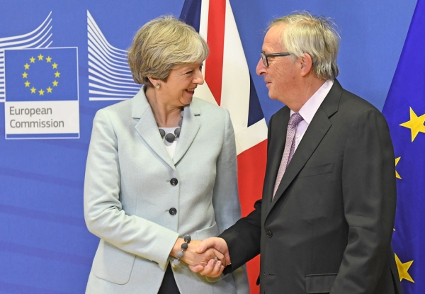 欧盟执委会主席容克12月8日与英国首相特雷莎•梅在布鲁塞尔会面，会后双方举行记者会，容克宣布脱欧谈判第一阶段取得足够进展，将进入第二阶段的贸易谈判。（AFP/G