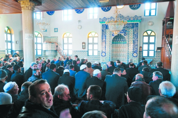 穆斯林社区成员在清真寺祈祷。 (AFP/Getty Images)